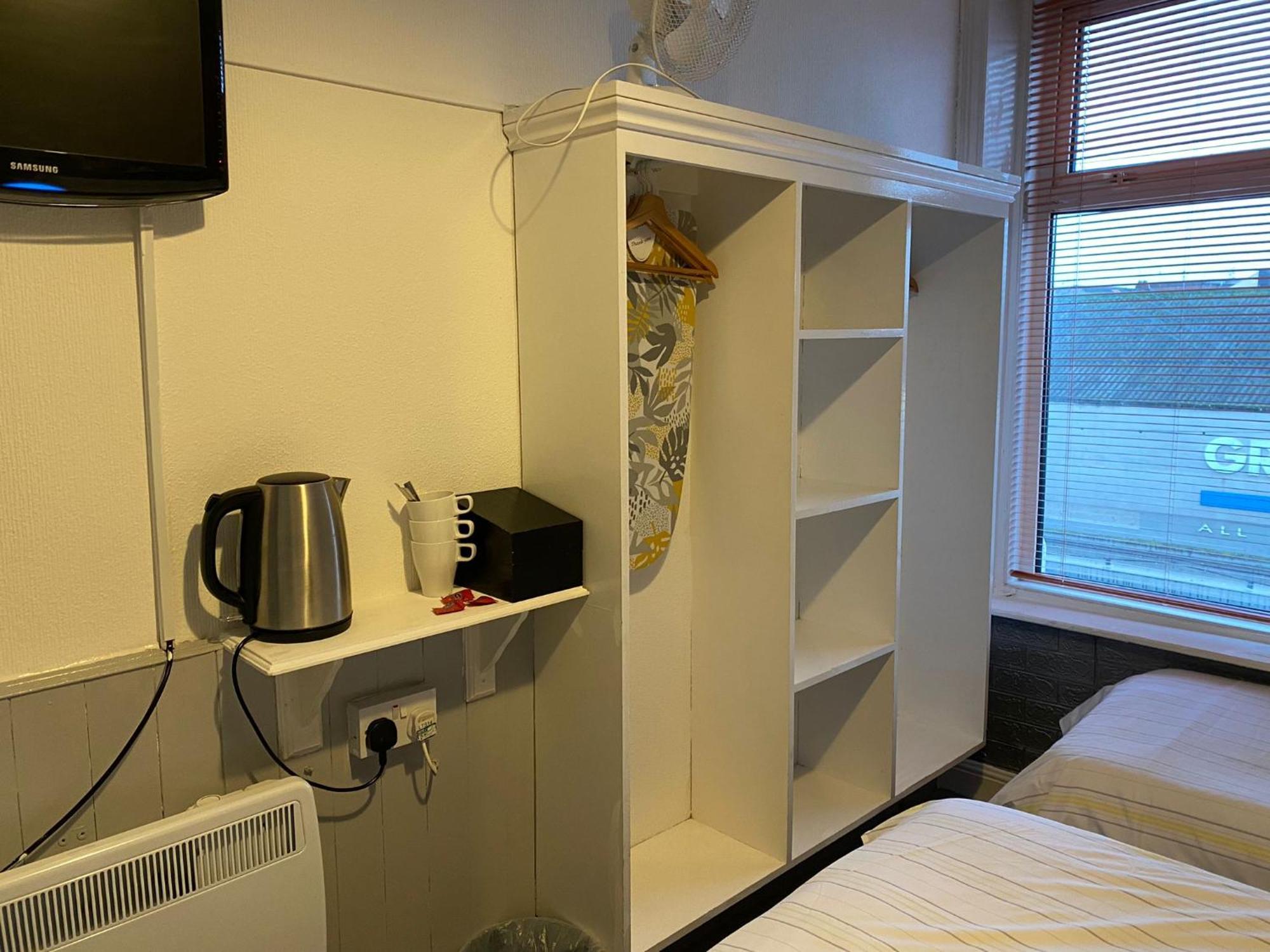 Bromptons Hotel Blackpool Bagian luar foto